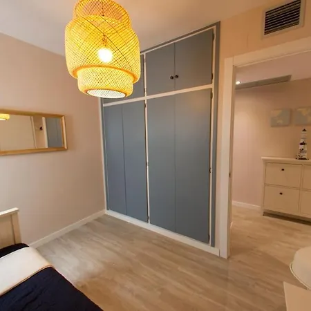 - Beachside - Free Parking - Limited Size Car Apartment